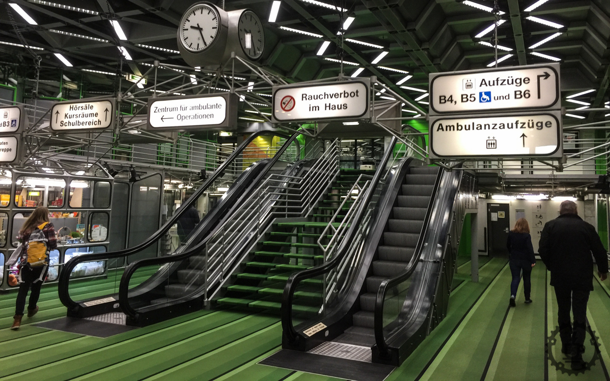 RWTH Aachen: Das Foyer wirkt eher wie ein Bahnhof oder ein Flughafen aber nicht wie ein Krankenhaus.