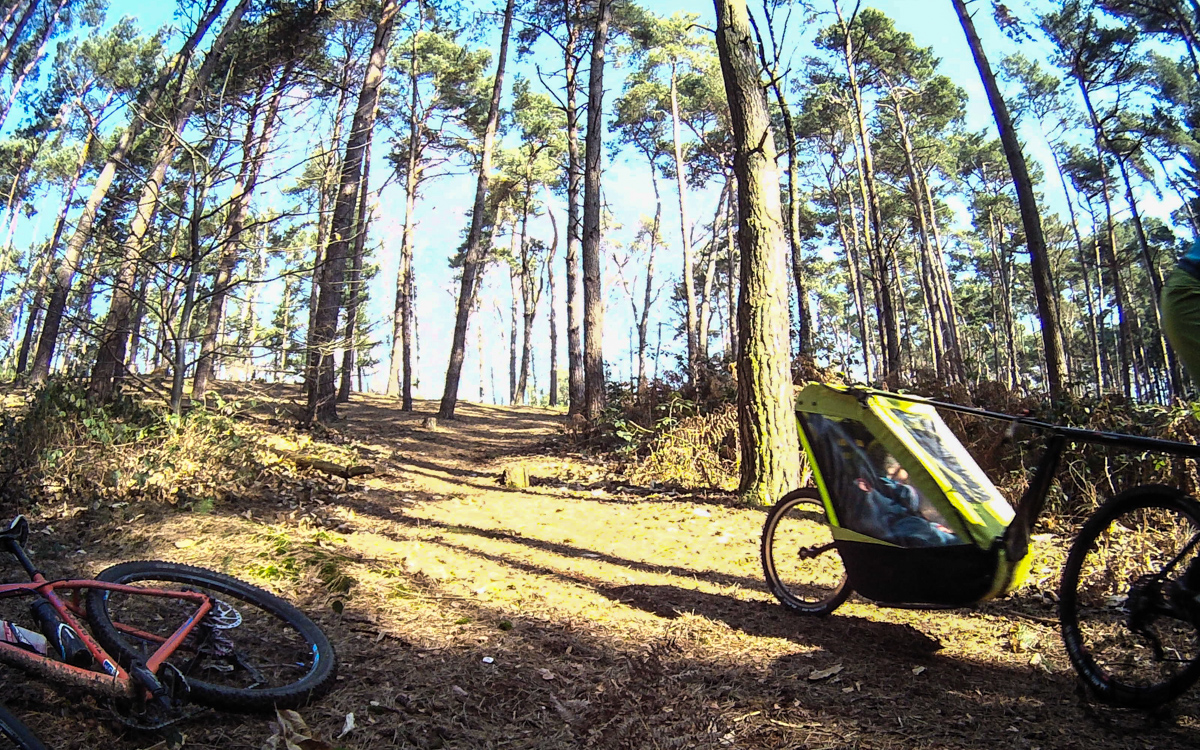 WAS(S)-EN-BERG Enduri Downhill mit Tout Terrain Anhänger