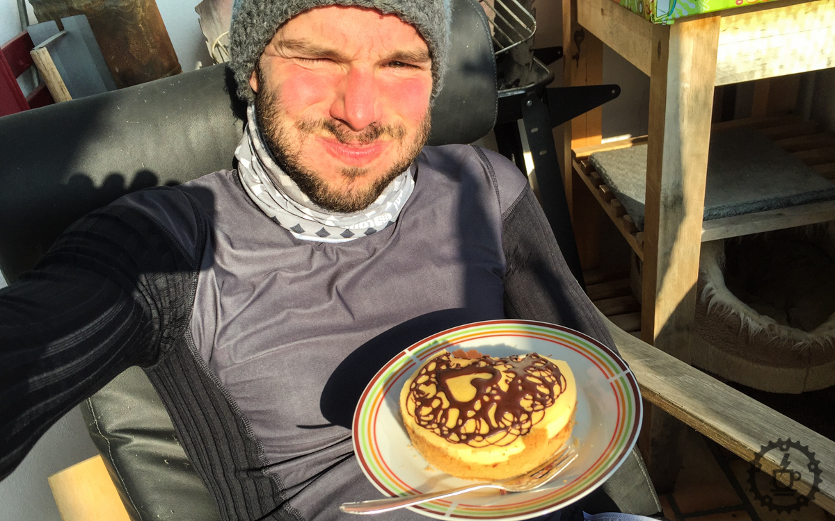 Meine Frau <3 Für die ersten 100km des Jahres gab es einen Überraschungskuchen.