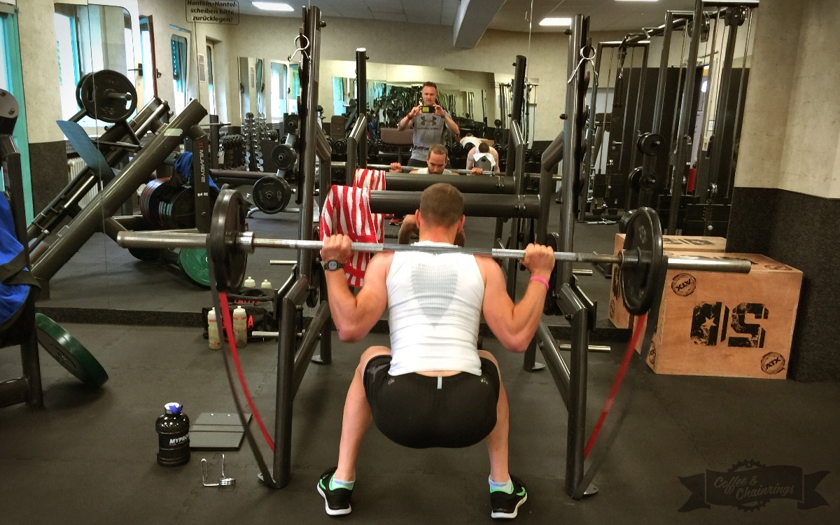 Explosivität kommt durch Explosivität. Squats mit Deuserbändern.